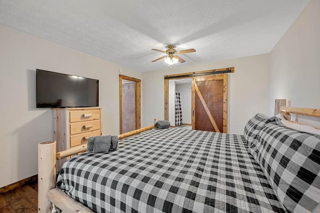 Dog Friendly! Views! Hot Tub! Close To Pf! Gsmnp Sevierville Exterior photo